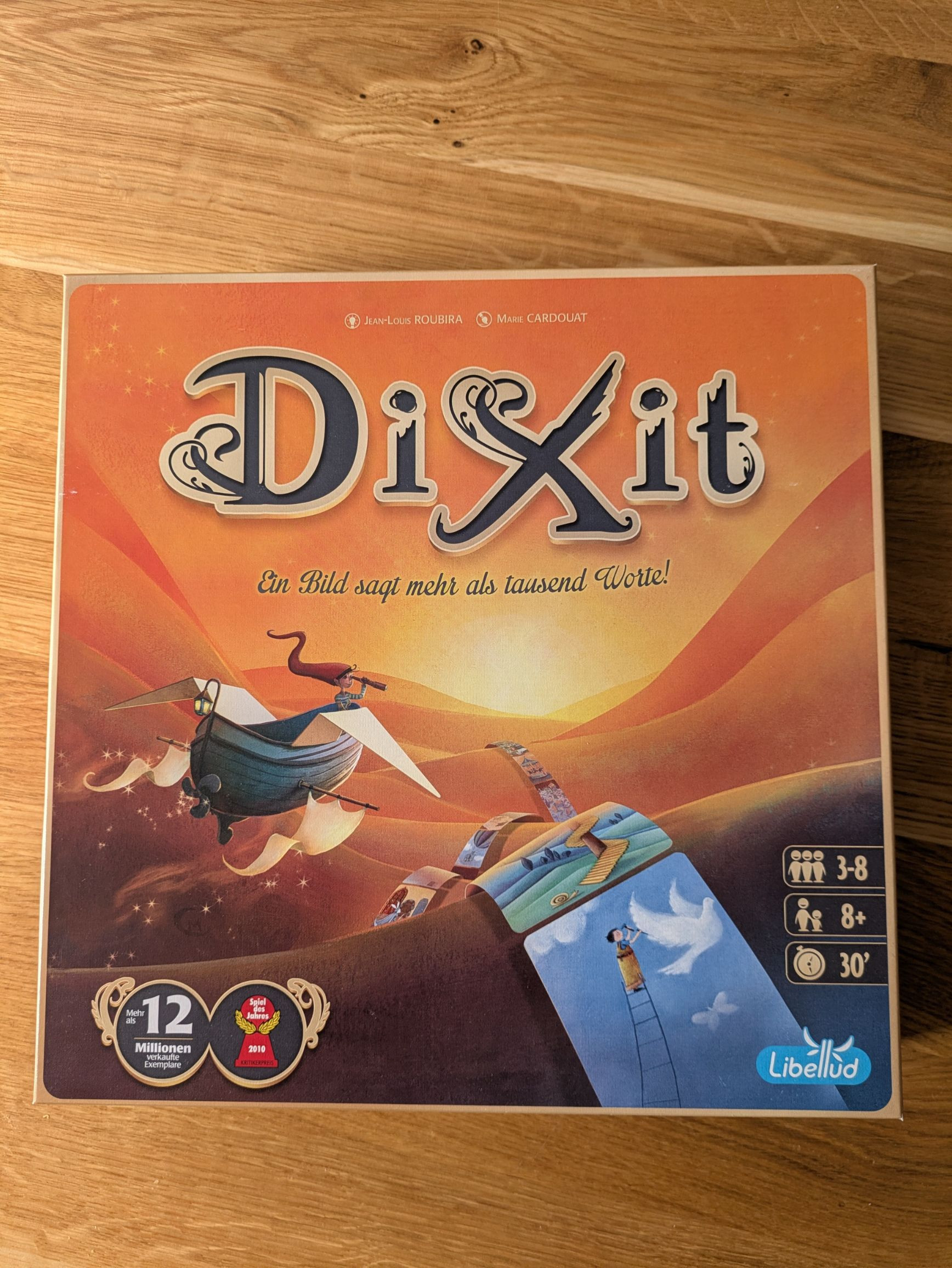 Dixit Brettspiel auf Holztisch