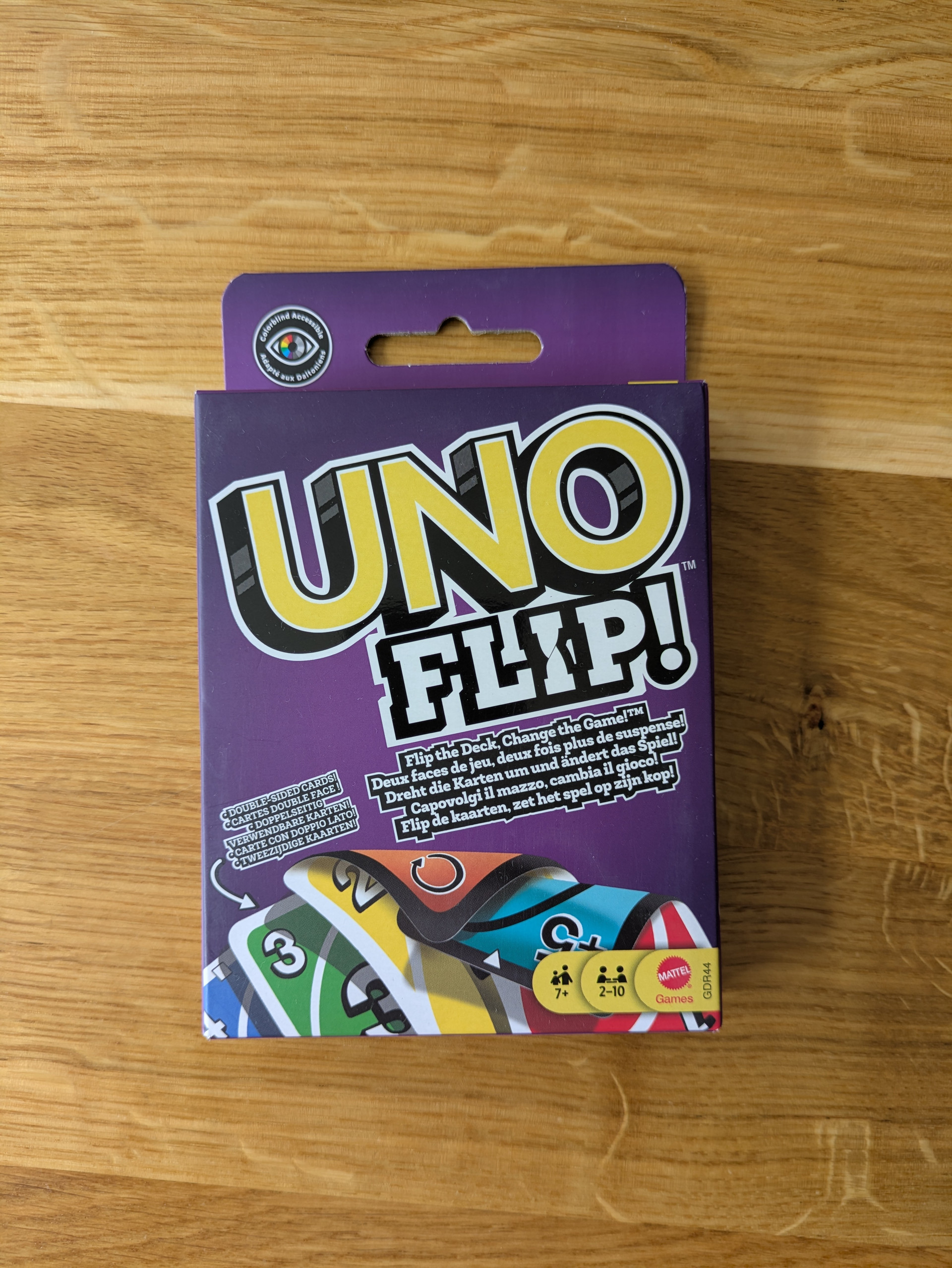 Uno Flip Kartenspiel auf einem Holztisch