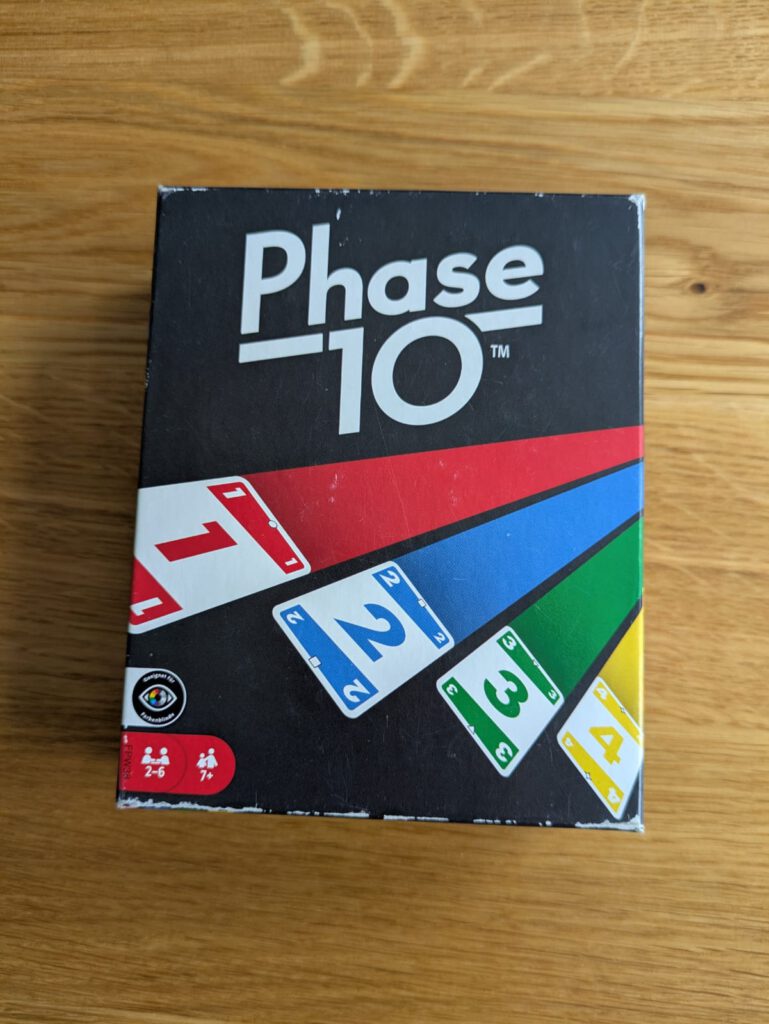 Phase 10 Kartenspiel auf dem Tisch