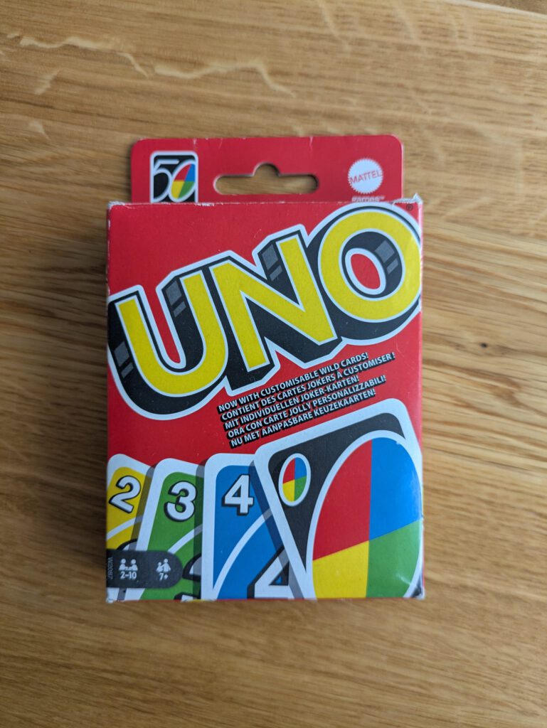 Uno Kartenspiel auf dem Tisch